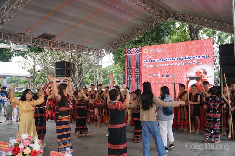 Người dân và du khách hào hứng hòa trong điệu múa tung tung da dá của đồng bào Cơ Tu