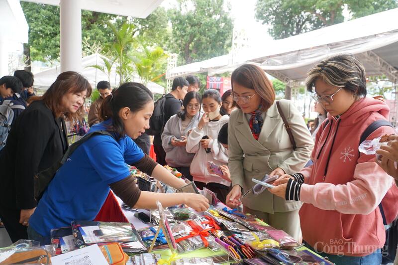Các sản phẩm lưu niệm du lịch từ thổ cẩm của đồng bào Cơ Tu thu hút đông người dân tham quan, tìm hiểu