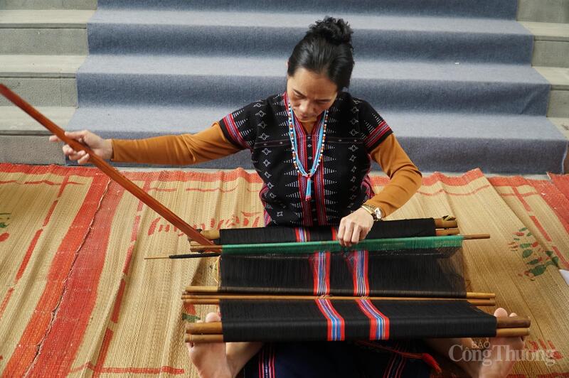 Trình diễn nghề dệt thổ cẩm