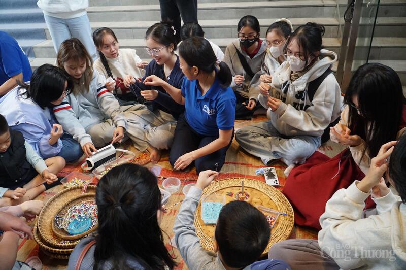 Người dân, du khách trải nghiệm xâu cườm làm vòng đeo tay, dây đeo cổ của đồng bào Ca Dong (Xơ Đăng)