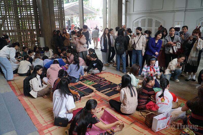 Người dân, du khách hào hứng trải nghiệm văn hóa các dân tộc thiểu số vùng cao TP. Đà Nẵng.