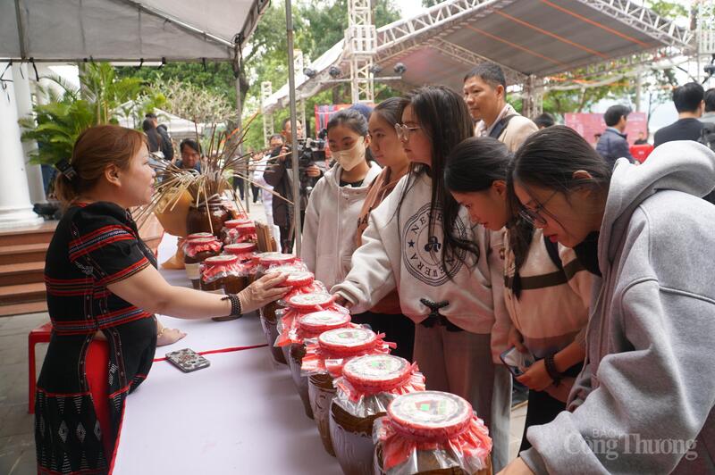 Quảng bá, giới thiệu sản phẩm rượu cần Phú Túc của người Cơ Tu tại thôn Phú Túc, xã Hòa Vang