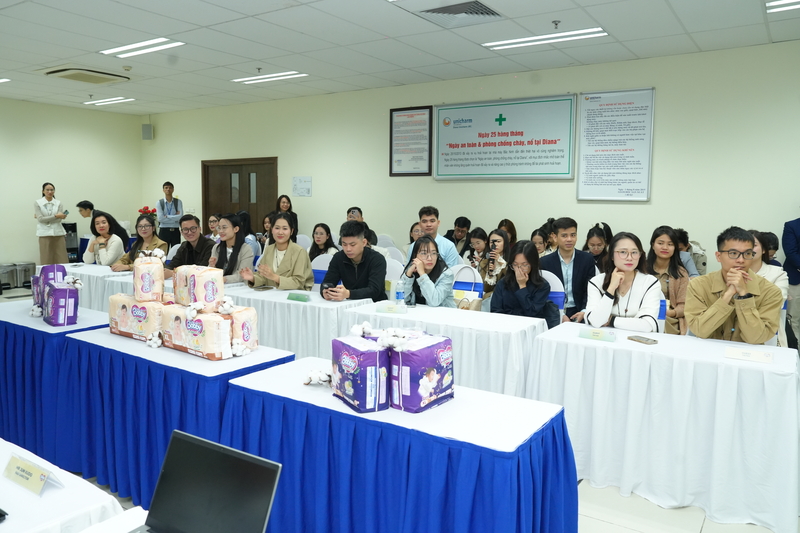 TikTok Shop đã phối hợp cùng 20 KOL, KOC cùng nhiều cơ quan báo chí tham quan nhà máy. Ảnh: Đ.N