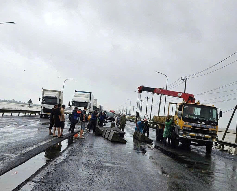 Khu quản lý đường bộ số III đã huy động tối đa nhân lực để khắc phục sự cố. Ảnh: ĐVCC