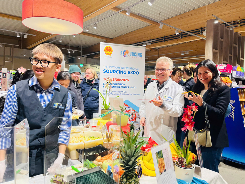 Góc ẩm thực Việt Nam đã thu hút sự quan tâm đặc biệt khách mua hàng tại siêu thị. Ảnh: Thương vụ Việt Nam tại Đức