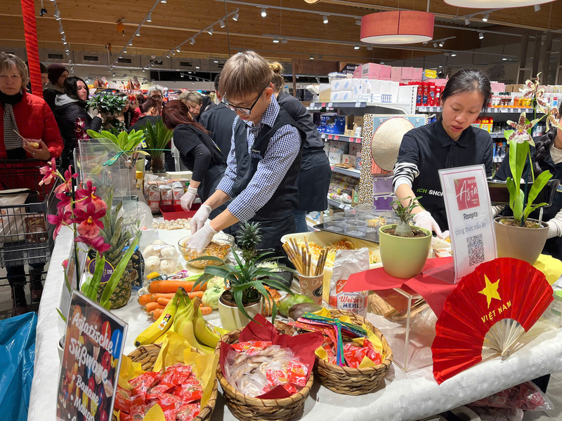 Thương vụ Việt Nam tại Đức đã phối hợp với siêu thị Edeka Höhne, Đức tổ chức góc ẩm thực Việt Nam và quảng bá sự kiện VIS 2026 tới đông đảo các bạn hàng, người tiêu dùng Đức. Ảnh: Thương vụ Việt Nam tại Đức