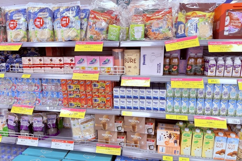 Nhiều mặt hàng tại hệ thống siêu thị Co.opmart giảm giá sâu kích cầu tiêu dùng. Ảnh: Minh Khuê