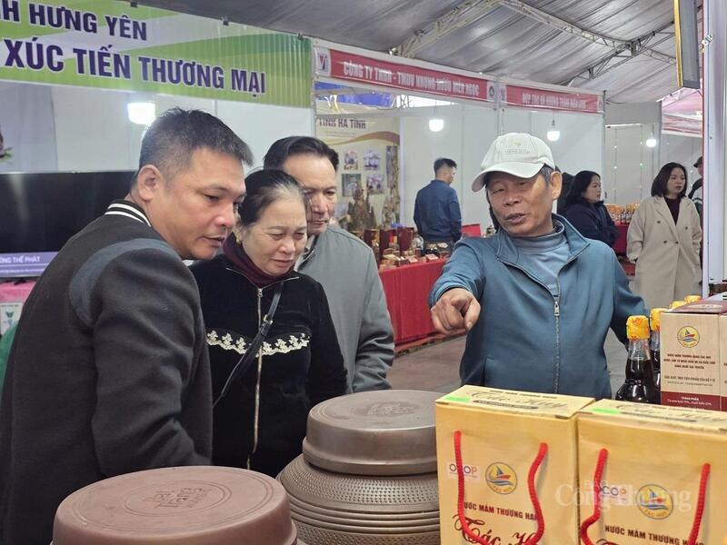 Hương vị nước mắm từ vùng biển xứ Thanh khiến nhiều người quay lại mua hàng. Ảnh: Trọng Tùng