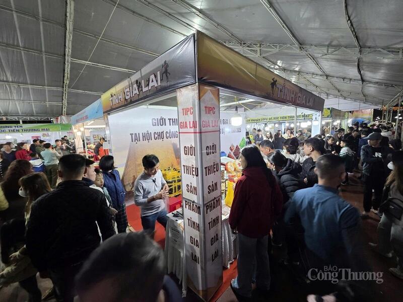 Gian hàng tỉnh Gia Lai được nhiều người tiêu dùng Hà Tĩnh quan tâm. Ảnh: Trọng Tùng