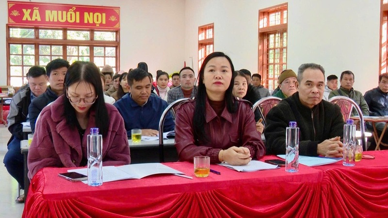 Các đại biểu, người dân tham dự hội nghị.