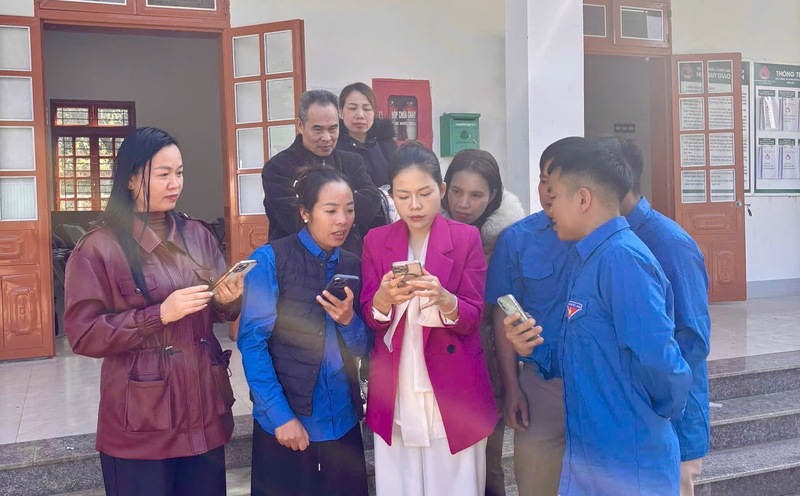 Bà con và thanh niên địa phương thực hành quay video ngắn phục vụ bán hàng online.