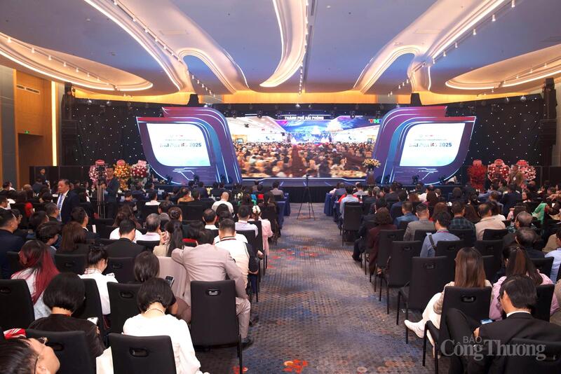 Các đại biểu tham dự hội nghị.