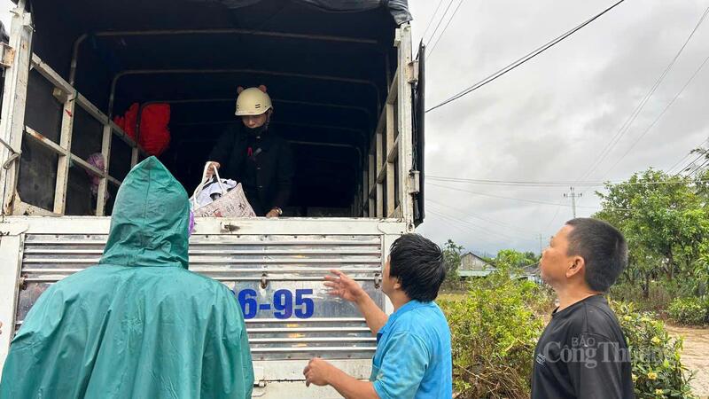 Người dân xã Hòa Thịnh nhận nhu yếu phẩm từ nhóm thiện nguyện