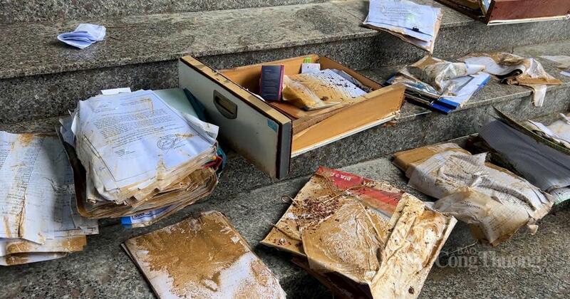 Tài liệu tại Đảng ủy, HĐND xã Hòa Thịnh bị ướt