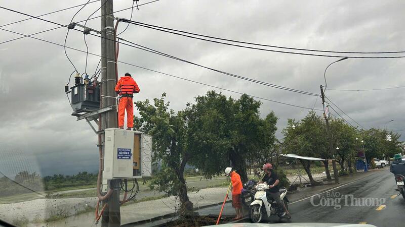 Cán bộ ngành điện khắc phục sự cố