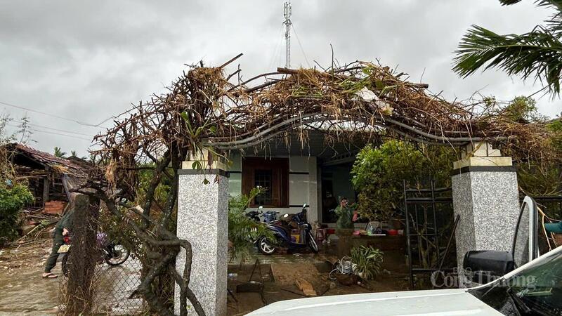 Nước ngập qua cổng nhà dân