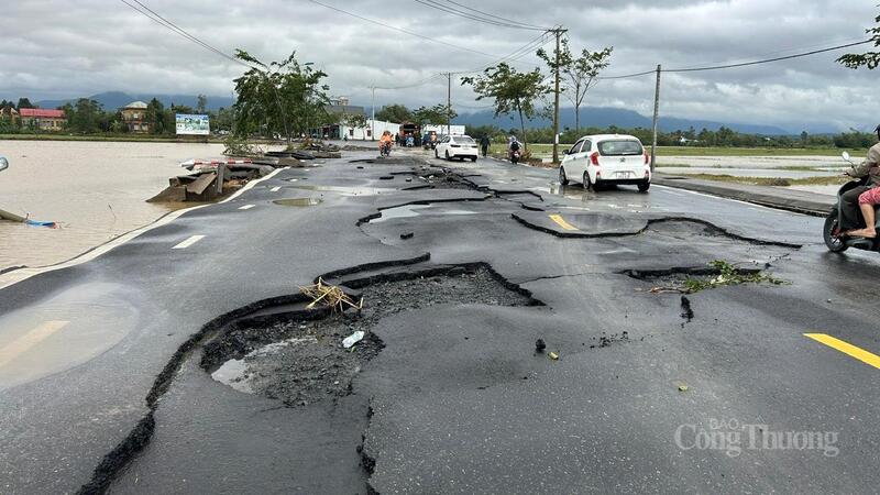 Mặt đường nhựa dẫn vào xã Hòa Thịnh bị nước đẩy mạnh làm trượt lớp thảm