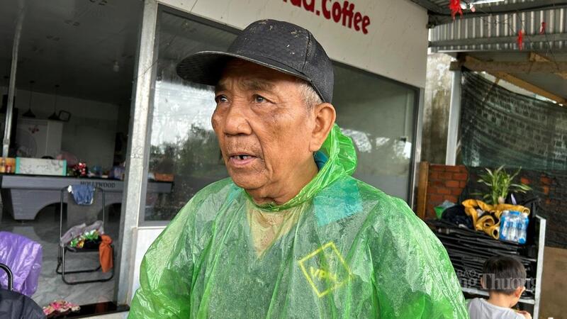 Ông Trần Văn Minh kể lại chuyện nước ngập làm hư hỏng tài sản với phóng viên Báo Công Thương