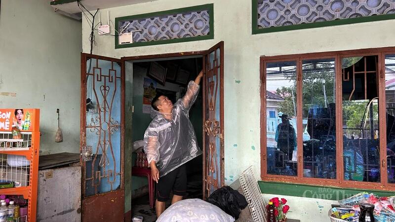 Nước ngập vào nhà anh Phạm Quang Thìn cao hơn 2 mét