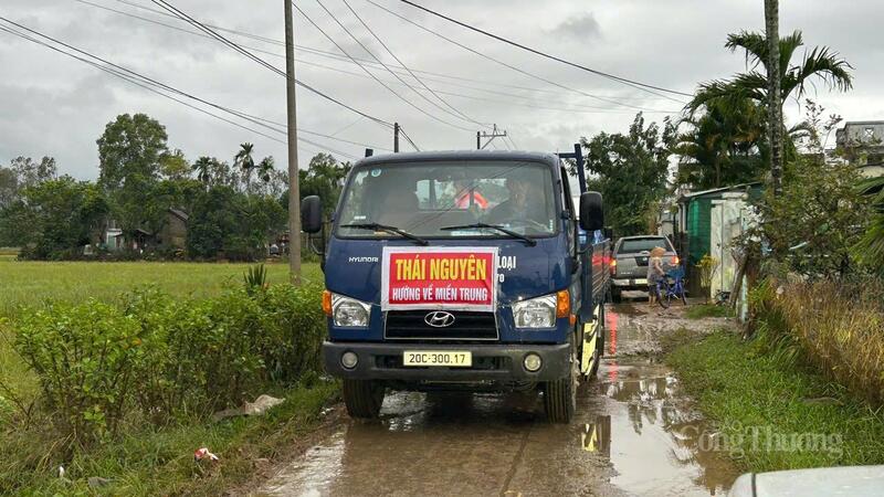 Đoàn thiện nguyện của tỉnh Thái Nguyên có mặt ở xã Hòa Thịnh