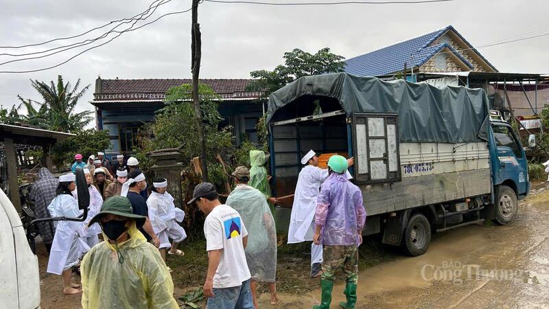 Người dân tổ chức đưa tang lễ cho người dân ngay sau khi nước rút