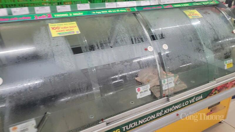 Một nơi bày bán đồ tươi của Bách hóa Xanh trong tình trạng hết sạch hàng.