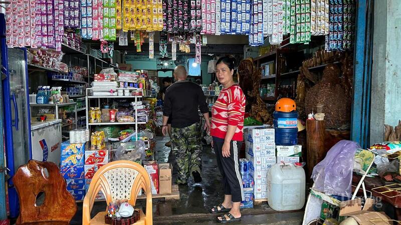 Tiệm tạp hóa ở xã Sông Hinh không còn nước uống đóng chai.