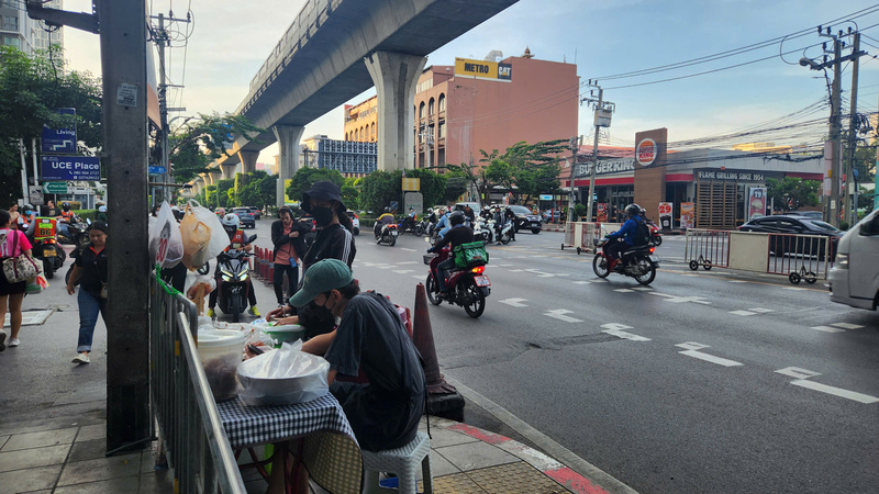 Siêu thị, các điểm mua sắm và bán hàng tại Bangkok được bố trí dọc theo tuyến đường sắt đô thị trên cao. Ảnh QL