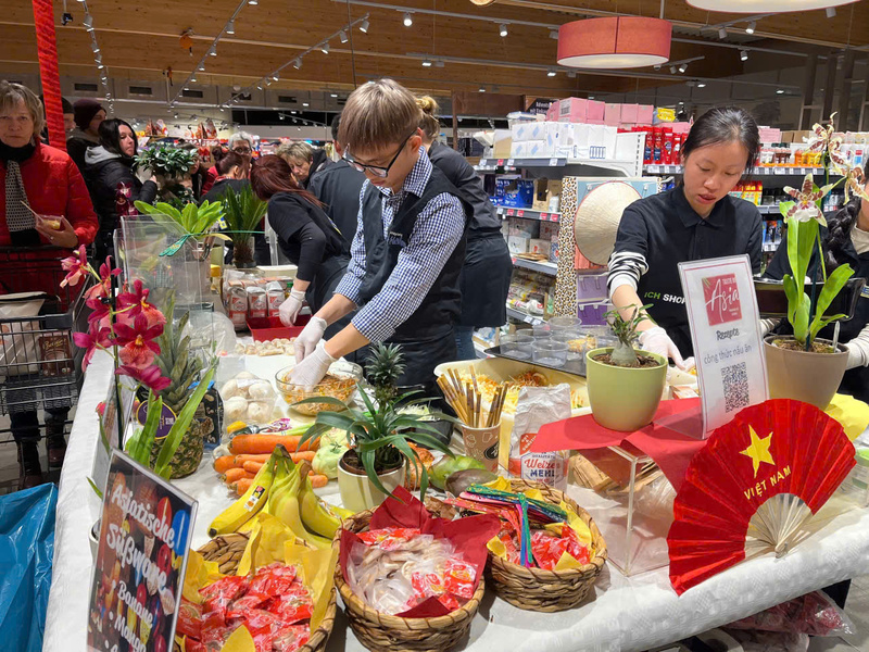 Thương vụ Việt Nam tại Đức đã phối hợp với siêu thị Edeka Höhne, Đức tổ chức góc ẩm thực Việt Nam và quảng bá sự kiện VIS 2026 tới đông đảo các bạn hàng, người tiêu dùng Đức. Ảnh: TVVN tại Đức
