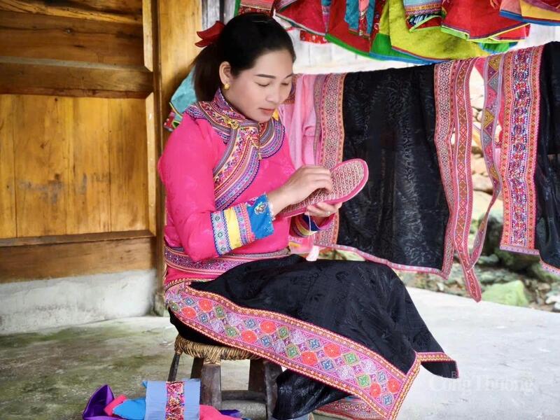 Nghề làm giày của người Xạ Phang, xã Na Sang, (tỉnh Điện Biên) - di sản văn hóa phi vật thể quốc gia.