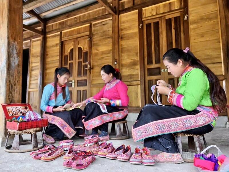 Sự kết hợp giữa du lịch cộng đồng, làng nghề và xúc tiến thương mại sẽ mở ra hướng đi mới cho giày thêu Xạ Phang.