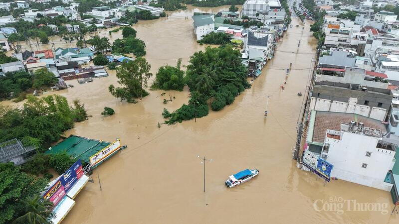 Hơn 30.600 căn nhà của các hộ dân tỉnh Khánh Hoà bị ngập sâu từ 1 m đến 3 m trong trận lũ. Ảnh: Lê Sơn.