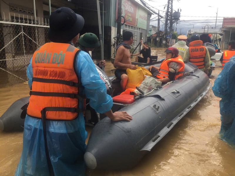 Cán bộ, chiến sĩ Tiểu đoàn 795, Lữ đoàn 126  tiếp tế lương thực và nước uống cho bà con vùng lũ. Ảnh: HQ