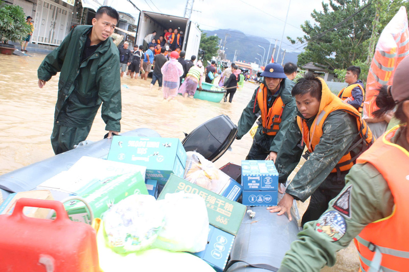 Cán bộ, chiến sĩ Tiểu đoàn 795 giúp đỡ nhân dân vùng ngập lụt. Ảnh: HQ