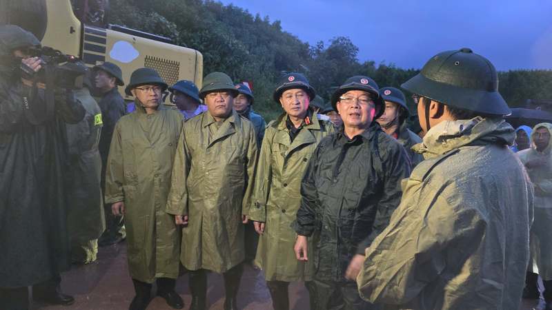 Phó Thủ tướng Hồ Quốc Dũng đã vào khảo sát và chỉ đạo khẩn trương sơ tán người dân và khắc phục hậu quả khi nước rút vào ngày 20/11. Ảnh: Xuân Ngọc.