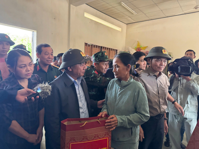 Thường trực Ban Bí thư Trần Cẩm Tú thăm hỏi và động viên người dân tại xã Diên Điền, tỉnh Khánh Hòa. Ảnh: Hữu Long.