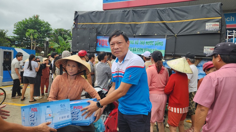Đại diện PVOIL tặng nước uống cho đồng bào vùng lũ tại miền Trung (Ảnh: PVOIL)