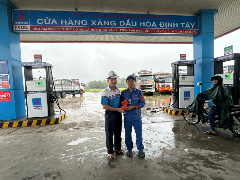 Ông Ngô Văn Nhiệm, Giám đốc PVOIL Phú Yên trao thưởng cho anh Hồ Quốc Hưng, nhân viên CHXD Hòa Định Tây ơn đã có hành động dũng cảm cứu người (Ảnh: PVOIL)