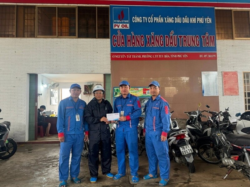 Ông Trần Văn Hay, Phó Giám đốc, Chủ tịch Công đoàn PVOIL Phú Yên trao thưởng cho anh Nguyễn Duy Luân, nhân viên CHXD Trung Tâm đã có hành động dũng cảm cứu người (Ảnh: PVOIL)