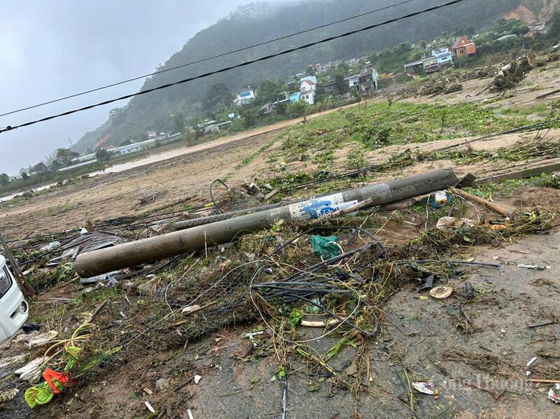 Mưa lũ kéo dài khiến nhiều trụ điện bị quật ngã trên địa bàn xã thuộc huyện Đơn Dương (cũ). Ảnh: Lê Sơn.