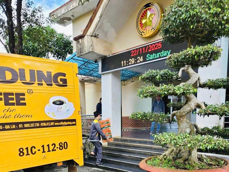 Các đơn vị, tổ chức chung tay hỗ trợ bà con vùng lũ. Ảnh: Hiền Mai