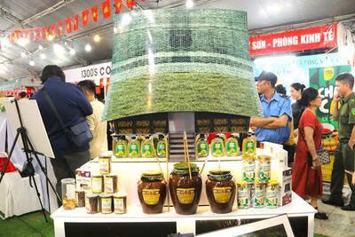 Tại các hội chợ thương mại, các sản phẩm của các hợp tác xã có cơ hội để mở rộng thị trường, thu hút đầu tư