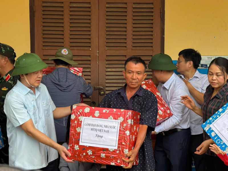 Đồng chí Nghiêm Xuân Thành - Ủy viên Ban Chấp hành Trung ương Đảng, Bí thư Tỉnh ủy Khánh Hòa tặng quà và động viên người dân tại xã Diên Điền. Ảnh: Hữu Long.