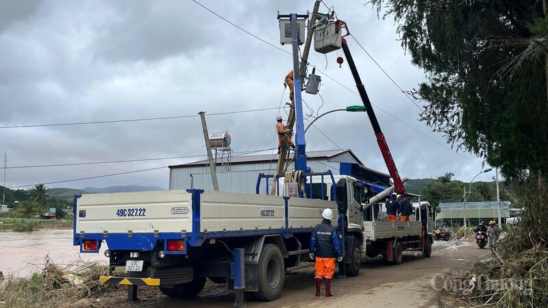 Điện lực Lâm Đồng đang cố gắng khôi phục điện cho 50 hộ dân còn lại khi nước rút. Ảnh: Lê Sơn.