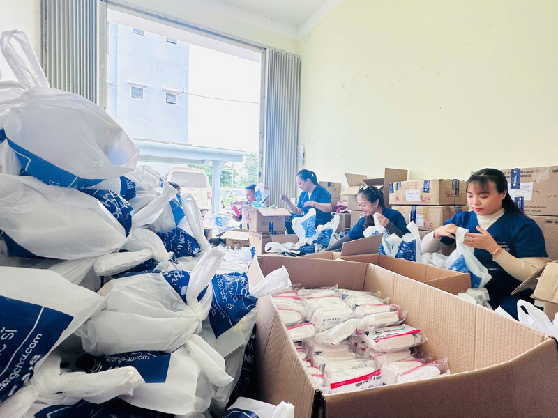 Đội ngũ nhân viên y tế gấp rút hỗ trợ vật tư y tế cho người dân vùng bão.