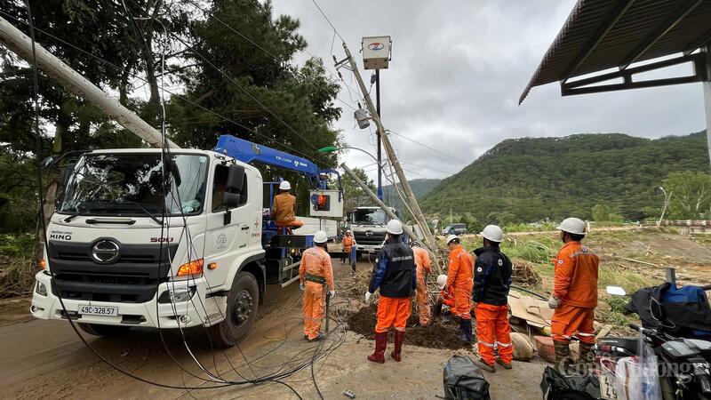 Đội Quản lý Điện Đơn Dương đã tổ chức túc trực 24/24 để xử lý, khôi phục điện cho người dân trong khu vực. Ảnh: Lê Sơn.