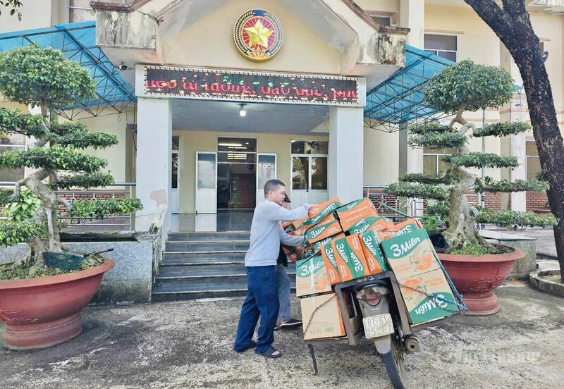 Tấm lòng của người dân được thể hiện qua từng gói mì, chai nước. Ảnh: Hiền Mai