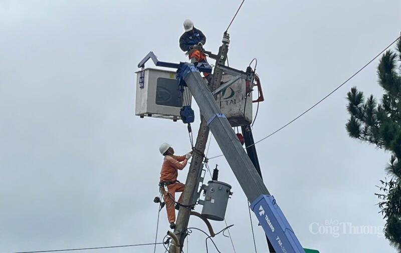 Công ty Điện lực Lâm Đồng cũng huy động thêm nhân lực để hỗ trợ đội Quản lý Điện Đơn Dương khắc phục hậu quả. Ảnh: Lê Sơn.