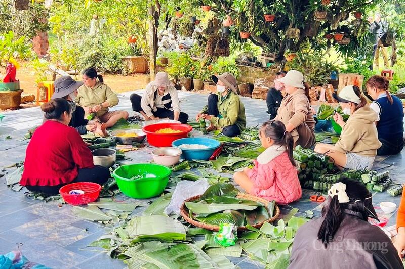 Người dân xã Gào gói bánh tét tặng đồng bào vùng rốn lũ. Ảnh: Hiền Mai