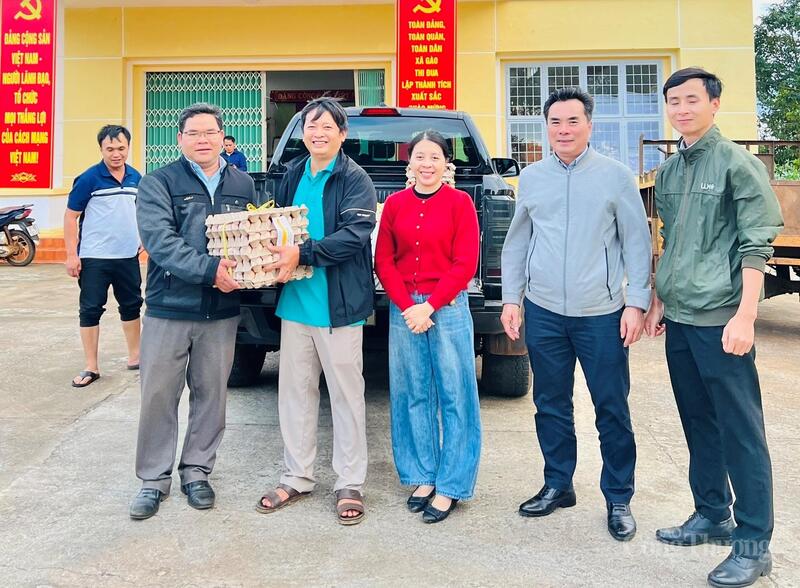 Xã Gào tiếp nhận nhu yếu phẩm người dân ủng hộ để nấu thực phẩm gửi cho đồng bào phía Đông tỉnh. Ảnh: Hiền Mai